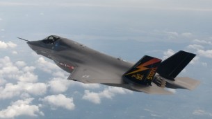 F35  (بعدسة ليز كازينسكي/ فلاش 90)