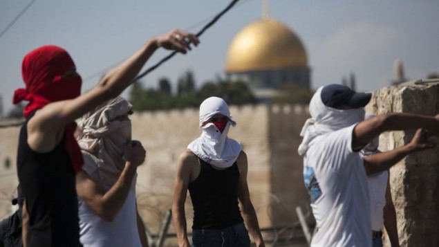 فلسطينيو يرمون الحجارة في القدس (فلاش 90)