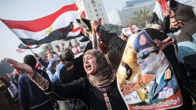 مناصرو السيسي يحملون صورته في ذكرى الثورة (ا ف ب محمود خالد)