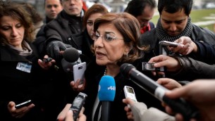 المستشارة السياسية للرئيس السوري بثينة شعبان تتحدث للصحافيين بعد انتهاء الجلسة المشتركة في قصر الامم في جنيف 29 يناير 2014 (أ ف ب / فابريس كوفرتي)