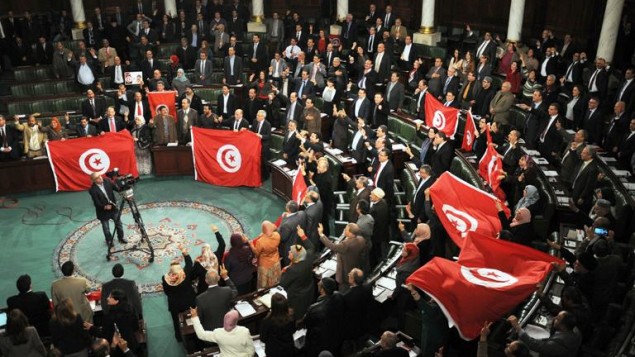 اعضاء البرلمان التونسي يحتفلون باقرار الدستور الجديد 26 يناير 2014 (أ ف ب)