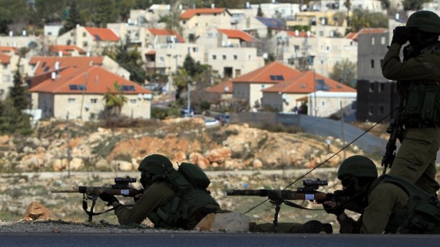 جنود اسرائيلين في الضفة الغربية خلال اشتباكات مع الفلسطينين في مخيم الجلزون 21 فبراير 2014 (فلاش 90)