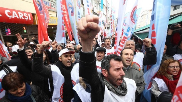 الآلاف في مسيرة احتجاجية في انقرا ضد الحزب الحاكم في تركيا 26 فبراير 2014 ( أ ف ب )