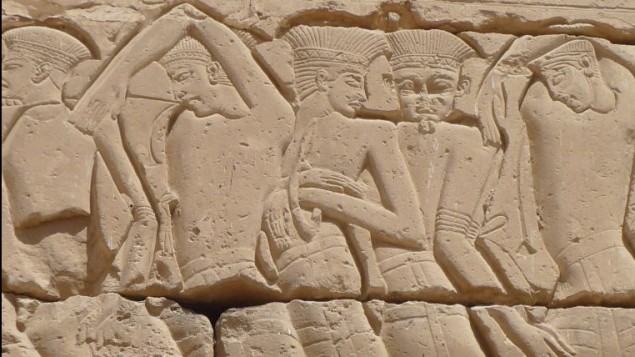 نقش حجري لشعوب البحر في أسر رعمسيس الثالث  (photo credit: CC BY-SA Rémih, Wikimedia Commons)