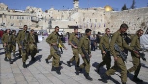 جنود اسرائيلين في القدس الشرقية , في خلفية الصورة تظهر قبة الصخرة 2 فبراير 2014 (بعدسة ناتي شوحاط / فلاش 90)
