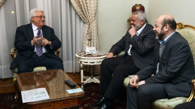 الرئيس الفلسطيني محمود عباس مع رئيس حكومة قطاع غزة اسماعيل هنية خلال اجتماع بين فتح وحماس في مصر 2012 (Flash90)