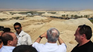 رئيس الحكومة بنيامين نتنيلهو امام معبر "النبي" في غور الاردن 2009 (بعدسة كوبي جدعون/ فلاش 90)