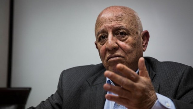مسؤول في منظمة التحرير أحمد قريع خلال حديثه امام صحفيين في مكتبه في أبو ديس شرقي القدس 19 فبراير 2014 (مقدمة من ستيفان جنسن)