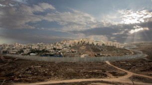 صورة تعود الى 12 تشرين الثاني/نوفمبر 2013 للحاجز الأمني حول منطقة راس خميس في القدس الشرقية  (أ ف ب)