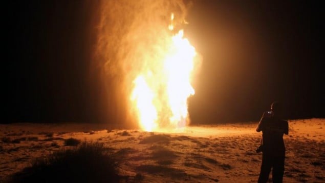 رجل ينظر الى انفجار انبوب الغاز في العريش شمال سيناء 2012 (AFP)