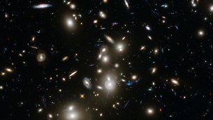 صورة لكتلة مجرة ابيل 2744 التقطتها ناسا (CC BY NASA)