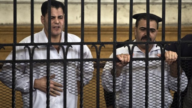 مصر الاسكندرية: الشرطيان عواد سليمان ومحمو صلاح خلال المحكمة 3 مارس 2013 (أ ف ب)