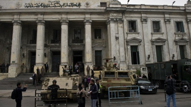 مصر, الاسكندرية: رجال الجيش والشرطة المصريين يقفون خارج المحكمةالجنائية في مصر 3 مارس 2013 (أ ف ب)