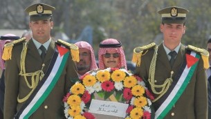 الامير السعودي الوليد بن طلال يضع اكليل من الورد على ضريح الرئيس الراحل ياسر عرفات في رامالله الضفة الغربية 4 مارس 2014 (أ ف ب)