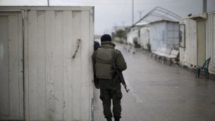 قوات الامن الخاصة بحماس يقفون في الجهة الفلسطينية من معبر المشاة ايريز بعد اغلاق اسرائيل للمعبر 13 مارس 2014 (محمود حمص / أ ف ب)