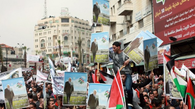 متظاهرون فلسطينيون يحملون صور الرئيس محمود عباس والرئيس الراحل ياسر عرفات دعما لعباس قبيل لقائه مع الرئيس الامريكي باراك أوباما في واشنطن 17 مارس 2014 (بعدسة جفار عشتيّة / أ ف ب) متظاهرون فلسطينيون يحملون صور الرئيس محمود عباس والرئيس الراحل ياسر عرفات دعما لعباس قبيل لقائه مع الرئيس الامريكي باراك أوباما في واشنطن 17 مارس 2014 (بعدسة جفار عشتيّة / أ ف ب)