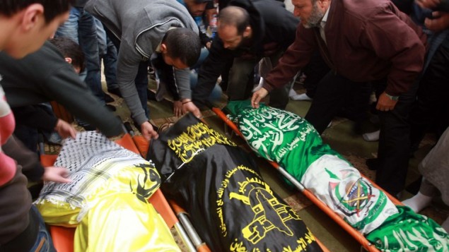 فلسطينيون خلال جنازة الثلاثة بينهم حمزة ابو الحجة من تنظيم عز الدين القسام الذين قتلوا في مخيم جنين بنيران الجيش الاسرائيلي 22 مارس 201 (بعدسة جعفر عشتية/ ا ف ب)