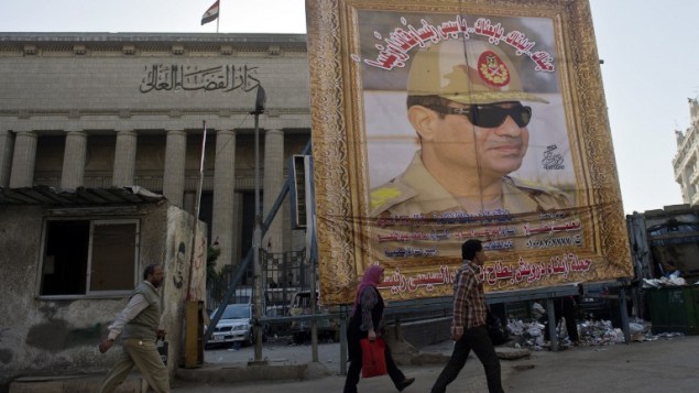 صورة لوزير الدفاع وقائد الاركان السابق عبد الفتاح سيسي المرشح لرئاسة مصر، القاهرة ٢٧ مارس ٢٠١٤ (بعدسة خالد دسوقي/أ ف ب)