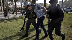 حرس الحدود الاسرائيلي يعتقل رجل فلسطيني في ذكرى يوم الارض ٢٩ مارس ٢٠١٤ (احمد جبالي/ أ ف ب)