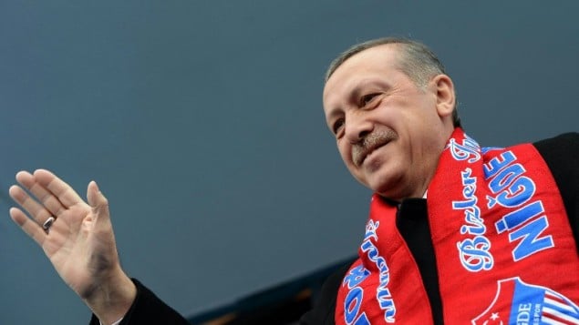 اوردوغان يلوح لحشد مؤيد له ٣ مارس ٢٠١٤ (مكتب الرئيس التركي/أ ف ب)
