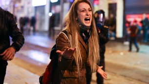 متظاهرة معارضة للنظام التركي تناقش شرطي خلال مظاهرة في انقرا تركيا 12 مارس 2014 (اديم عطلان/ أ ف ب)