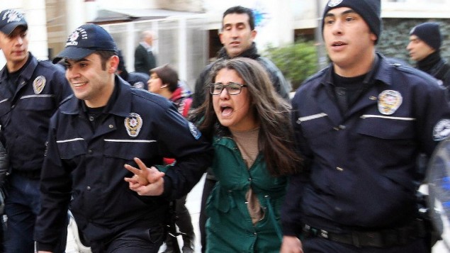 الشرطة التركية تحاول منع التجمع والتظاهر في انقرة تركيا ١٢ مارس ٢٠١٤ (أ ف ب)