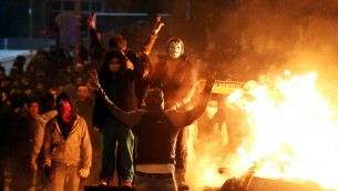 متظاهرون معارضون للنظام التركي اشعلوا نيران خلال مظاهرة في انقرا تركيا 12 مارس 2014 (اديم عطلان/ أ ف ب)