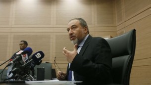 وزير الخارجية افيجدور ليبرمان في مؤتمر صحفي بالكنيست (بعدسة ميريام الستير/ فلاش ٩٠)