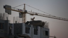 رافعة اثناء عملية بناء مستوطنة هار حوما جنوب شرق القدس ٢٠١٣ (فلاش ٩٠)