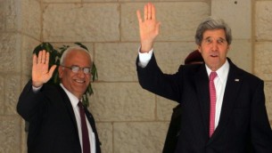 وزير الخارجية الامريكية جون كيري مع كبير المفاوضين الفلسطينيين قبل لقائهما بالرئيس محمود عباس يناير ٢٠١٤ (بعدسة عصام ريماوي/ فلاش ٩٠)