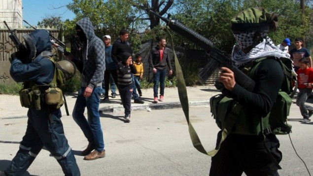 مسلحون فلسطينيون خلال جنازة الثلاثة الذين قتلوا في عملية الجيش الاسرائيلي العسكرية في جنين 22 مارس 2014 (بعدسة جعفر عشتية/ أ ف ب) مسلحون فلسطينيون خلال جنازة الثلاثة الذين قتلوا في عملية الجيش الاسرائيلي العسكرية في جنين 22 مارس 2014 (بعدسة جعفر عشتية/ أ ف ب)