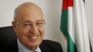 نبيل شعث، مفوض العلاقات الخارجية لحركة فتح، في مكتبه في مدينة رام الله بالضفة الغربية، 18 يناير، 2012. (Miriam Alster/Flash90)