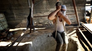 عامل فلسطيني عند نفق تهريب بين قطاع غزة ومصر (بعدسة عبد الرحيم خطيب / فلاش 90)
