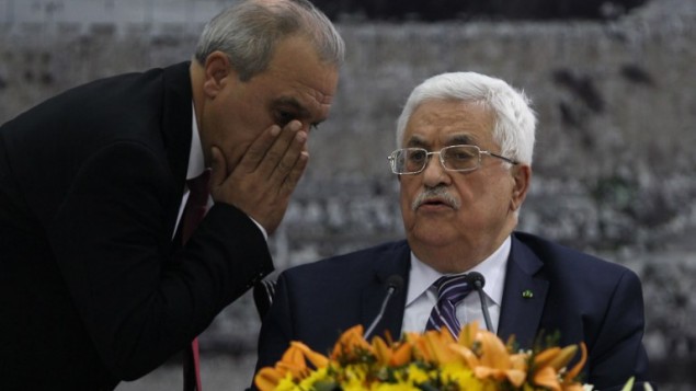 وقع الرئيس الفلسطيني محمود عباس مساء الثلاثاء طلب الانضمام الى 15 منظمة ومعاهدة دولية في الامم المتحدة ١ ابريل ٢٠١٤ (بعدسة عباس مونمي/ أ ف ب)