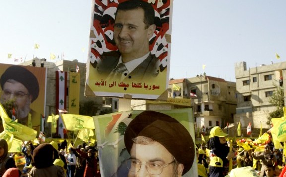 16 أغسطس 2013 زعيم حزب الله حسن نصر الله (القاع) والرئيس السوري بشار الأسد . AFP PHOTO / محمود الزيات