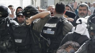اشتباكات بين الجنود والمصلين في الاقصى ١٦ ابريل ٢٠١٤ (أ ف ب/ احمد غرابلي)