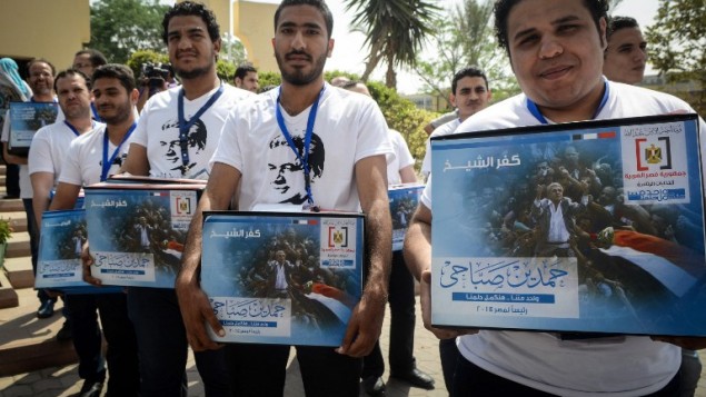 أنصار الزعيم اليساري حمدين صباحي المصرية مع صناديق موافقات انتخابية قبل وصول صباحي لتقديم المستندات المطلوبة لمرشح في الانتخابات الرئاسية الشهر المقبل والتي ستقدم إلى اللجنة العليا للانتخابات الرئاسية في 19 أبريل 2014 في القاهرة AFP PHOTO