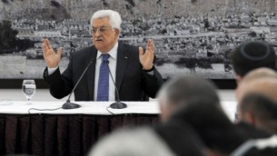 الرئيس الفلسطيني محمود عباس مساء الثلاثاء عند توقيعه طلب الانضمام الى 15 منظمة ومعاهدة دولية في الامم المتحدة ١ ابريل ٢٠١٤ (بعدسة عباس مونمي/ أ ف ب)
