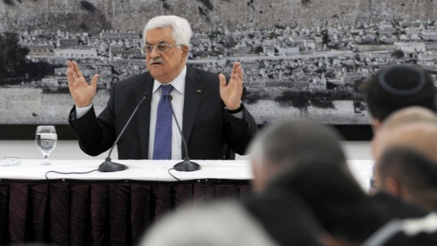 الرئيس الفلسطيني محمود عباس مساء الثلاثاء عند توقيعه طلب الانضمام الى 15 منظمة ومعاهدة دولية في الامم المتحدة ١ ابريل ٢٠١٤ (بعدسة عباس مونمي/ أ ف ب) الرئيس الفلسطيني محمود عباس مساء الثلاثاء عند توقيعه طلب الانضمام الى 15 منظمة ومعاهدة دولية في الامم المتحدة ١ ابريل ٢٠١٤ (بعدسة عباس مونمي/ أ ف ب)