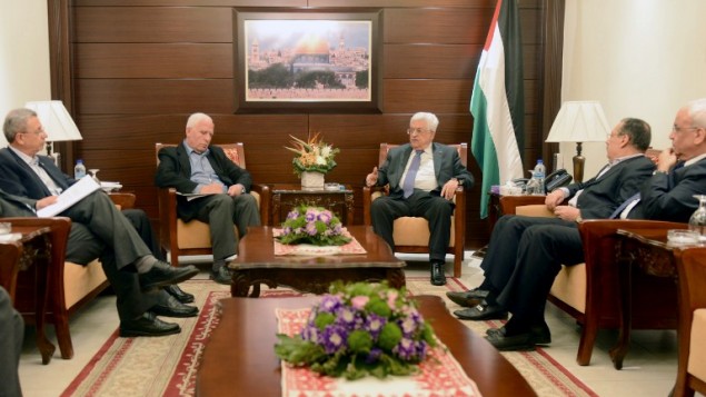 صورة  صدرت عن امكتب للرئيس الفلسطيني محمود عباس خلال  لقاء مع وفد من منظمة التحرير الفلسطينية في مدينة رام الله بالضفة الغربية يوم 22 أبريل 2014، قبل رحيلها إلى غزة من أجل استئناف  محادثات مع حماس.  AFP PHOTO / PPO / THAER ELGANEM