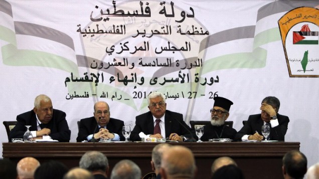 رئيس السلطة الفلسطينية محمود عباس يلقي خطابا أمام أعضاء منظمة التحرير الفلسطينية خلال اجتماع المجلس المركزي في مدينة رام الله، 26 أبريل 2014 (AFP PHOTO / عباس نوامني)