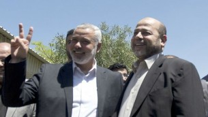 رئيس الوزراء الفلسطيني في قطاع غزة إسماعيل هنية يحيي نائب زعيم الحركة، موسى أبو مرزوق، لدى وصوله  مدينة غزة، الاثنين 21 أبريل، 2014 (تصوير: AFP PHOTO / محمود الهمص)