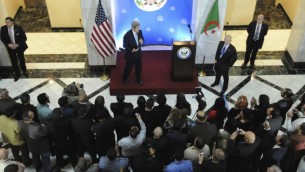جون كيري يخطب امام طاقم عمال السفارة الامريكية في الجزائر (US State Department)