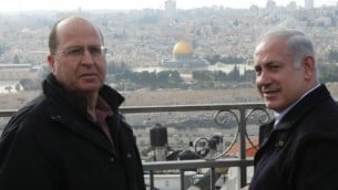 رئيس الوزراء مع وزير الدفاع امام القدس الشرقية العام المنصرم (كوبي جدعون / فلاش ٩٠)