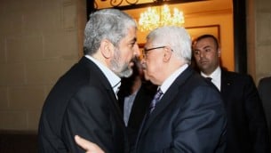 رئيس السلطة الفلسطينية محمود عباس يجتمع مع زعيم حماس خالد مشعل في القاهرة في فبراير 2012 (Mohammed al-Hums/Flash90)