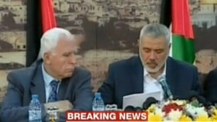 مندوب السلطة الفلسطينية عزام الاحمد ورئيس حركة حماس اسماعيل هنية يتحدثان الى الصحافة اليوم الاربعاء (من شاشة الجزيرة)