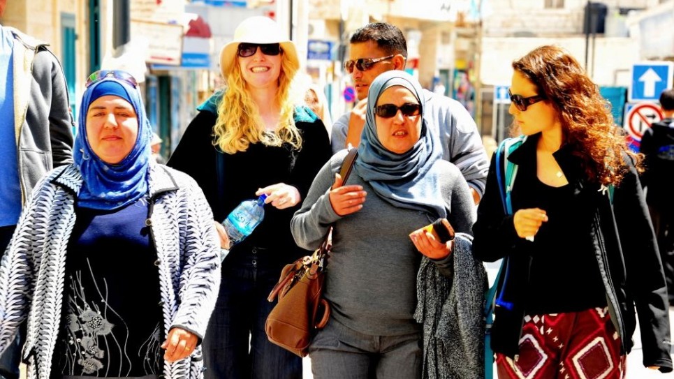 المشتركون في برنامج "تيول رحلة" اثناء جولة في بيت لحم 4 ابريل 2014 (photo credit: copyright/Bruce Shaffer)