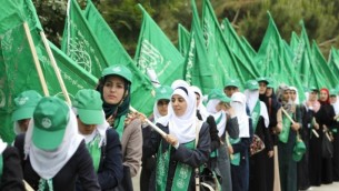 فلسطينيون من أنصار حركة حماس في مسيرة قبل انتخابات مجلس الطلبة في جامعة بيرزيت، على مشارف مدينة رام الله، الثلاثاء، 6 مايو، 2014 (تصوير: عباس المومني / أ ف ب).