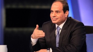 قائد الجيش السابق في مصر ومرشح الرئاسة عبد الفتاح سيسي يعطي أول مقابلة تلفزيونية له منذ اعلان ترشيحه في القاهرة في 4 مايو 2014 (AFP / STR).