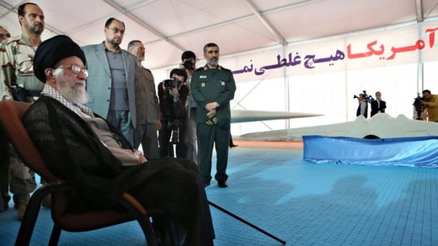 ارشيف - صورة نشرة صادرة عن مكتب المرشد الأعلى آية الله علي خامنئي في 11 مايو 2014 أثناء زيارة معرض السلاح الايراني (AFP PHOTO/HO/IRANIAN LEADER'S WEBSITE)